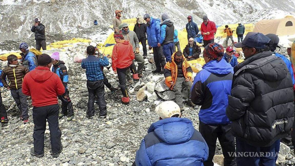 Aumenta a 22 número de alpinistas muertos en Everest tras sismo en Nepal