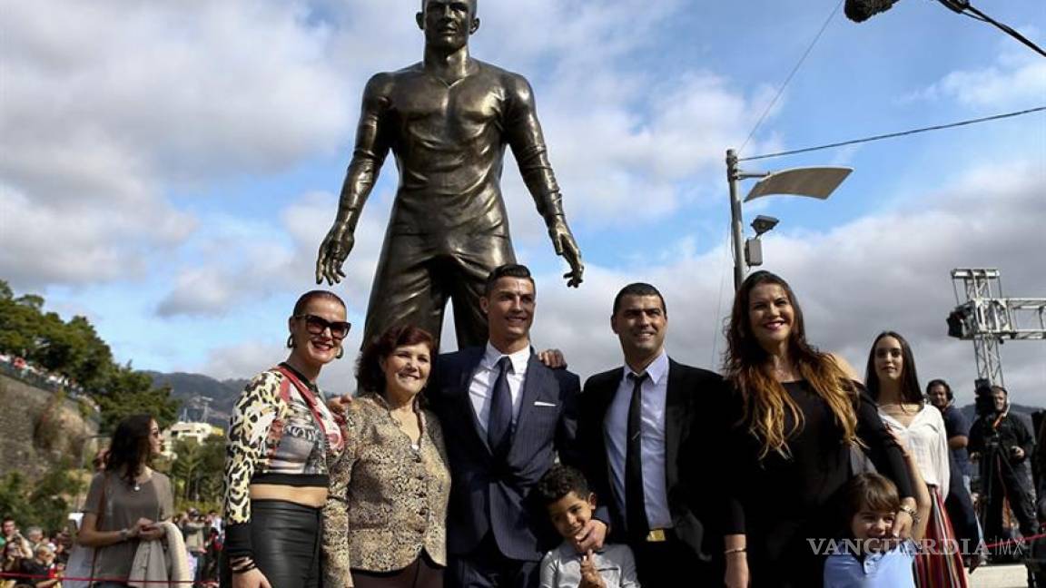 Cristiano Ronaldo inaugura una estatua suya en su tierra natal