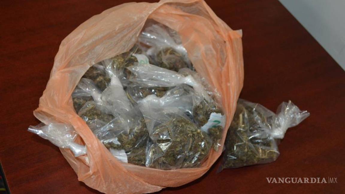 Policías de Saltillo detienen a una joven con mariguana en su bolso