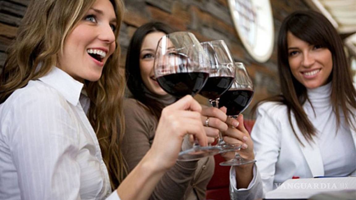 Mujeres que beben más alcohol están mejor preparadas: Estudio