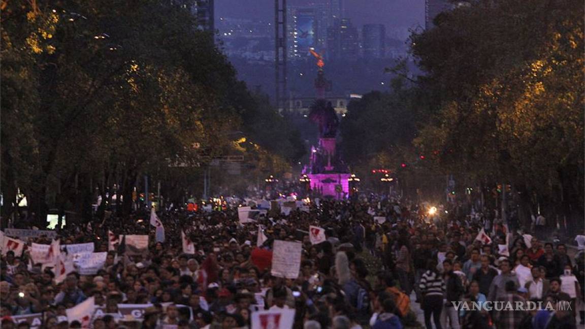 Realizan mitin en el Zócalo por normalistas de Ayotzinapa