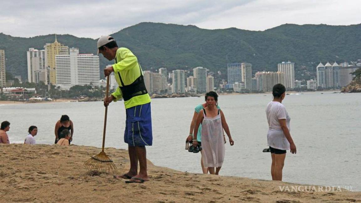Limpian playas de Acapulco tras Raymond