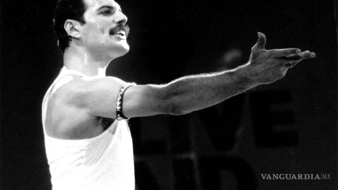 Queen resucita a Freddie Mercury