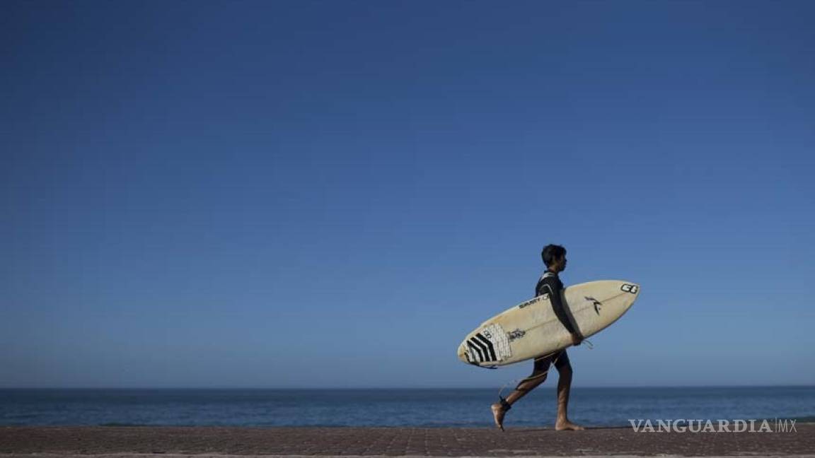 Surf aleja a niños de favelas de Río de Janeiro