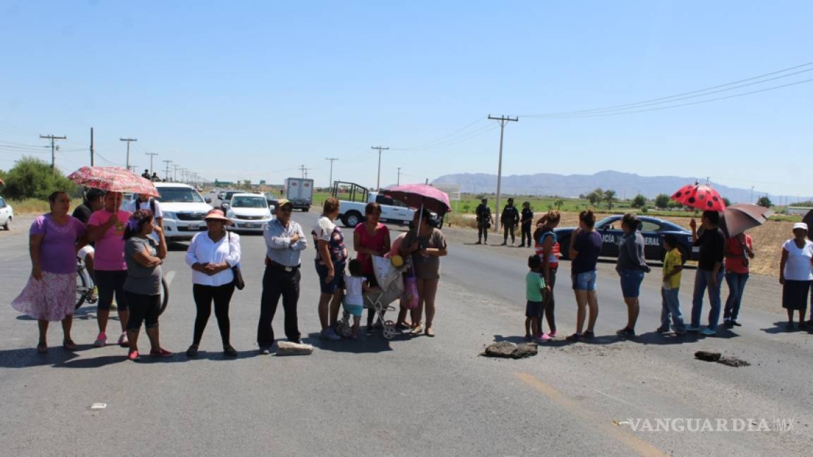 Bloquean carretera en Torreón porque aseguran, quieren vender sus tierras