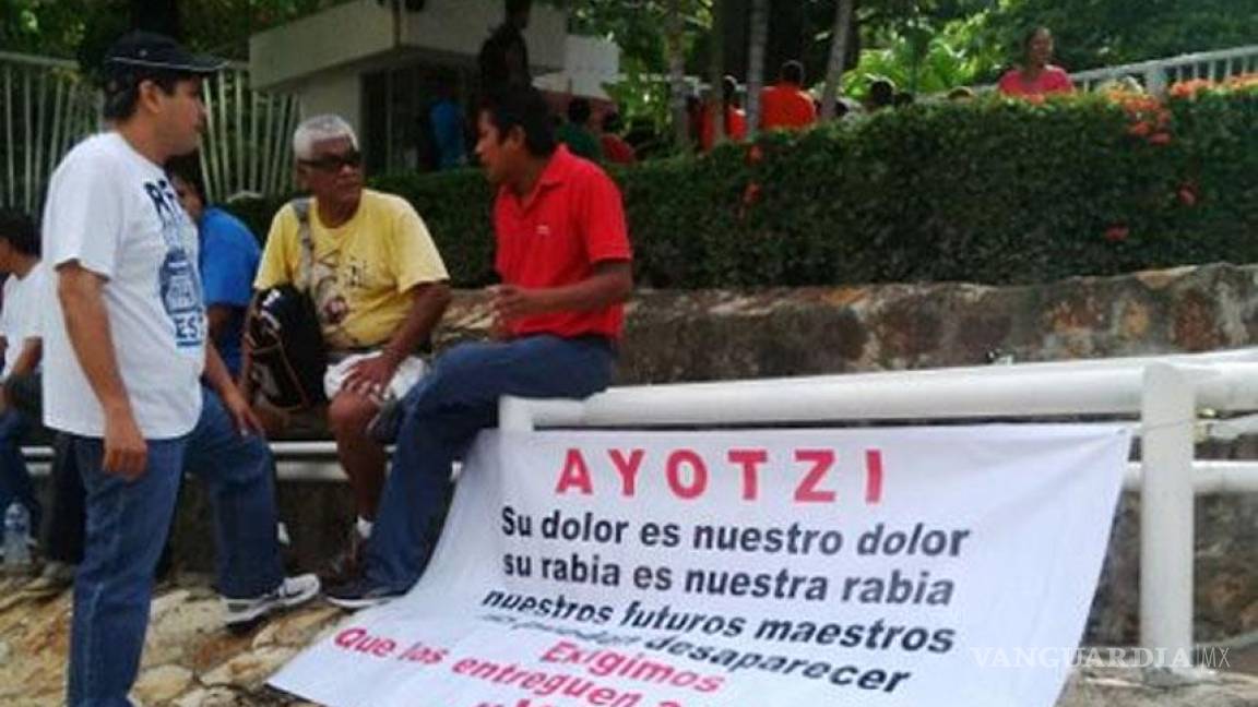 Normalistas toman pacíficamente Ayuntamiento de Acapulco