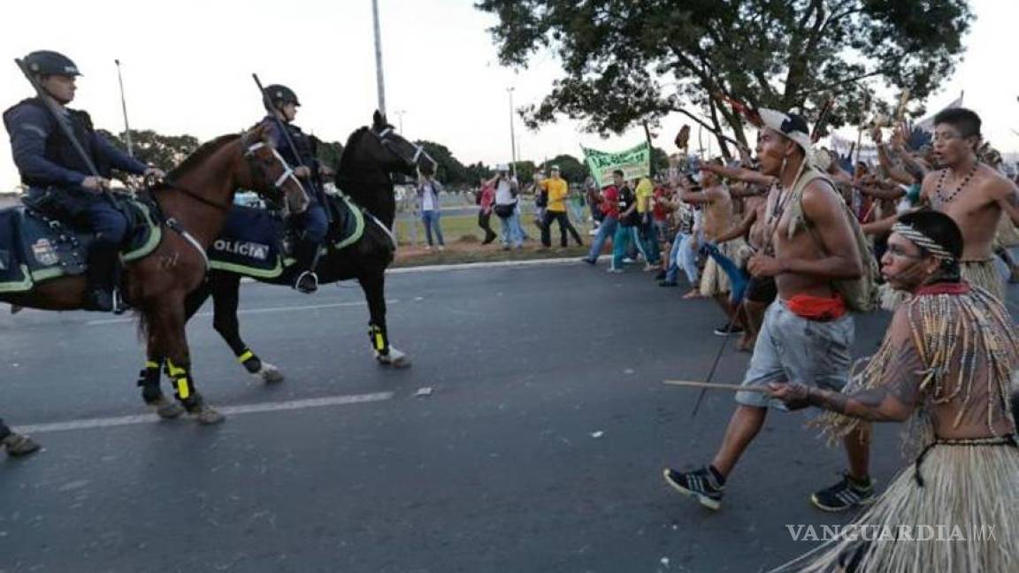Brasil: Arcos y flechas contra gases lacrimógenos