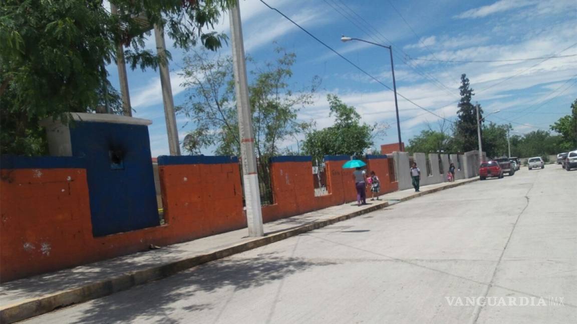 Estudian sin luz en escuela Lázaro Cárdenas de Monclova