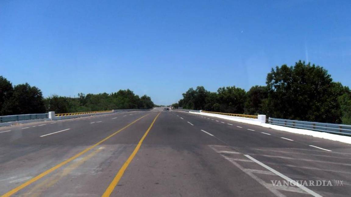 Vuelcan padre e hijo en autopista a Monterrey