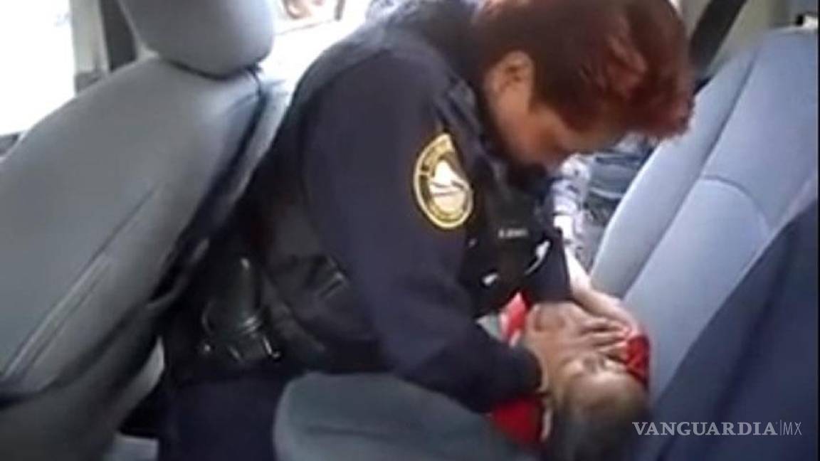 Mujer policía salva a niño en el DF