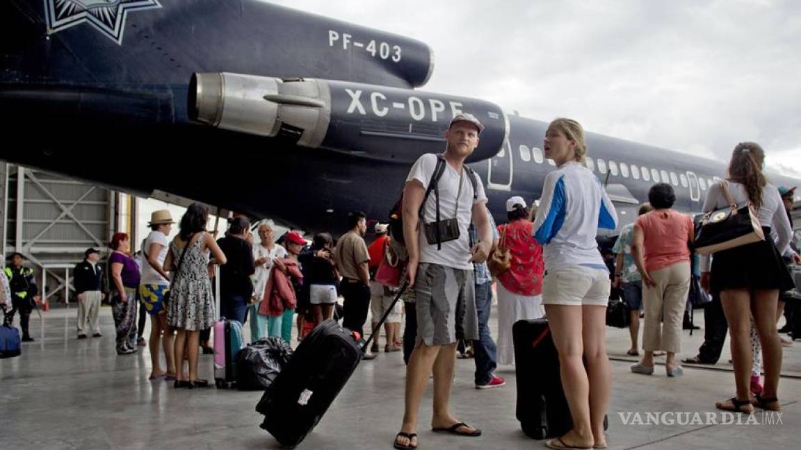 Instalan puente aéreo para unos 30 mil turistas varados en Los Cabos