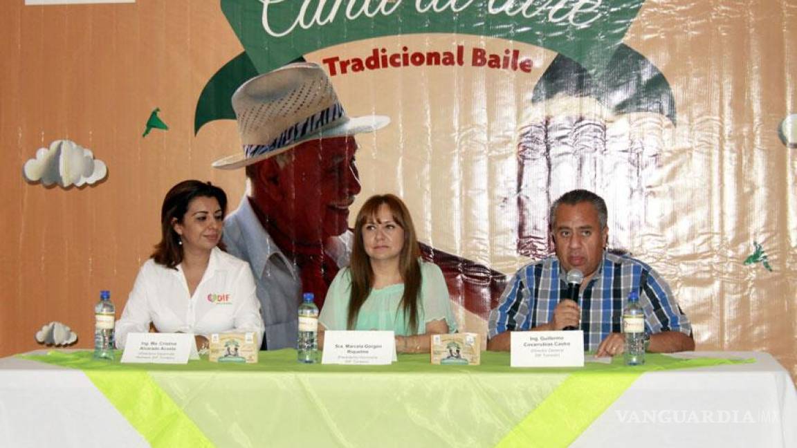 Presentan tradicional baile anual para adultos mayores en Torreón
