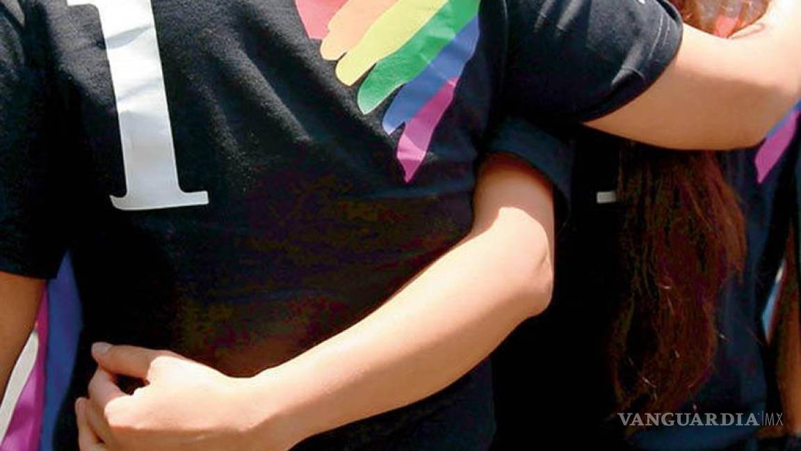 Organizan 'besotón' en BCS tras arresto de pareja gay