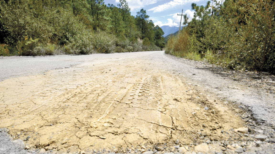 Alcalde de Arteaga da largas para reparar carretera
