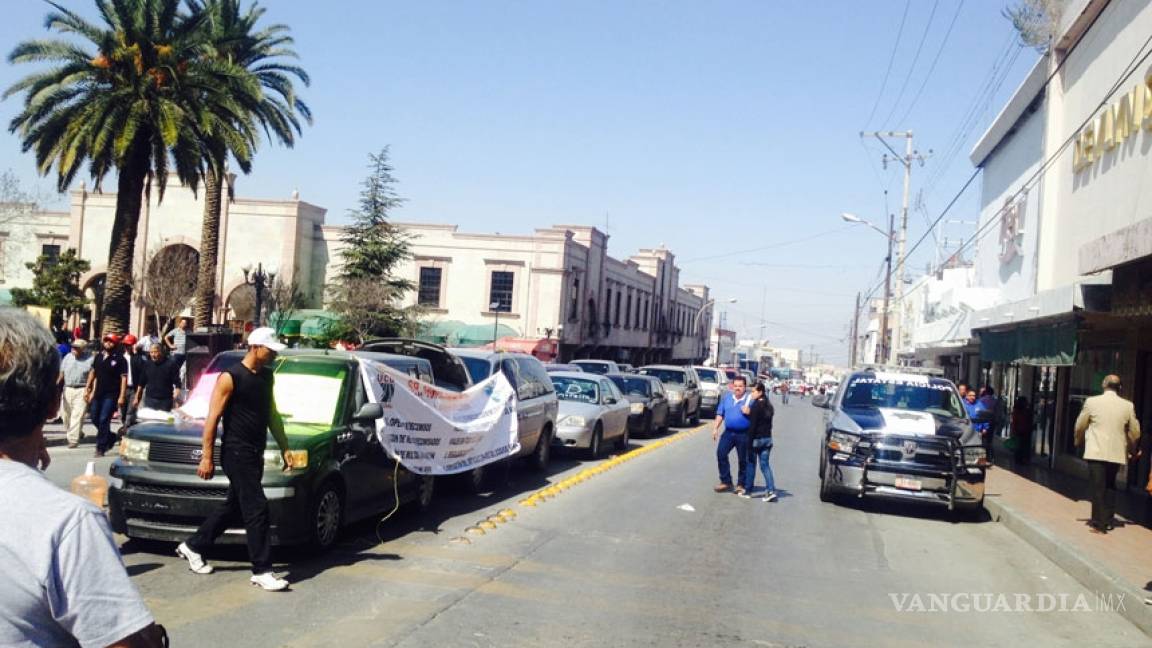 Manifestantes toman centro de Saltillo, amenazan con quemar coches