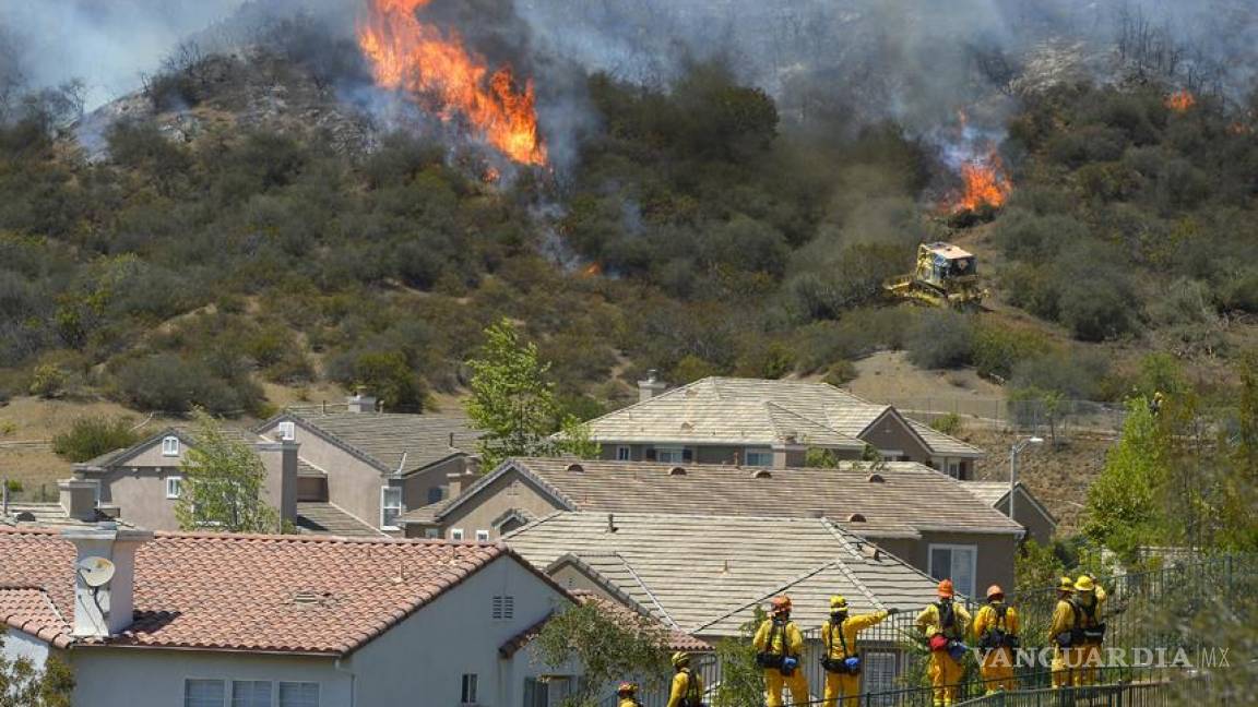 Incendio amenaza zona residencial en California