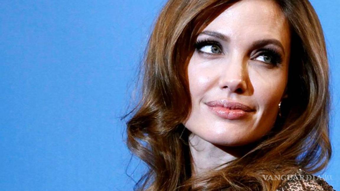 Mastectomía de Angelina Jolie fue una manipulación, denuncian