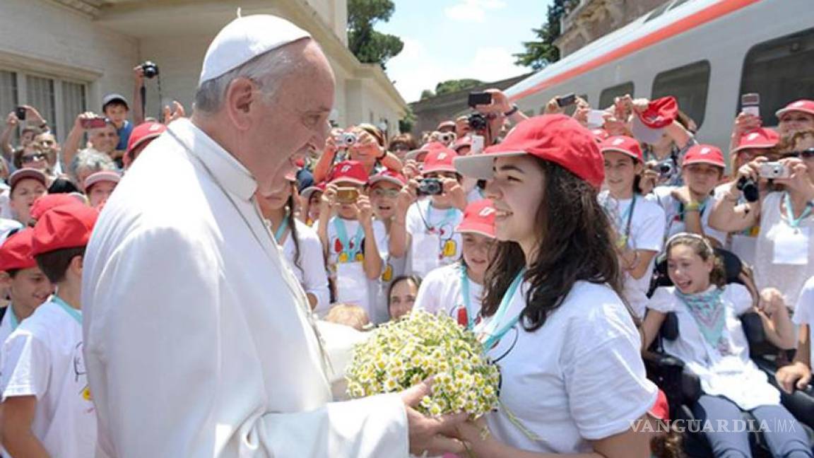 Recibe Papa con bromas a niños que llegaron en tren al Vaticano