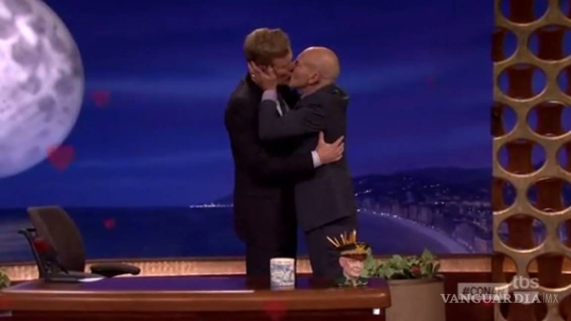 Patrick Stewart y Conan OBrien se besan en los labios