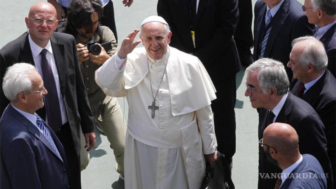 Papa opta por la normalidad, camina por El Vaticano para visitar al dentista