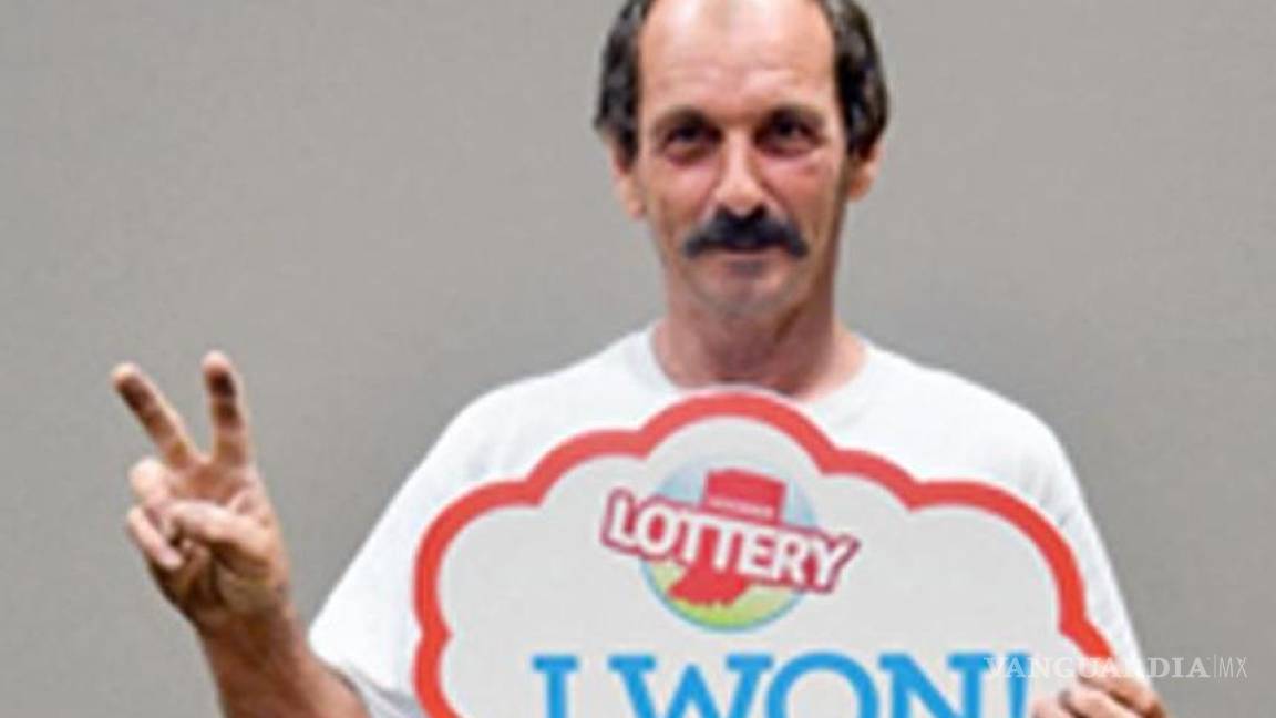 Hombre gana dos veces un millón de dólares jugando a la lotería