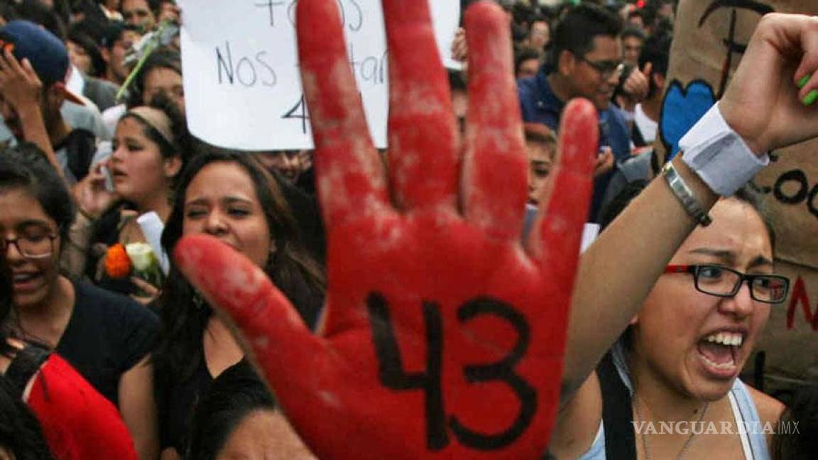 Choque entre normalistas de Ayotzinapa y policías deja un herido
