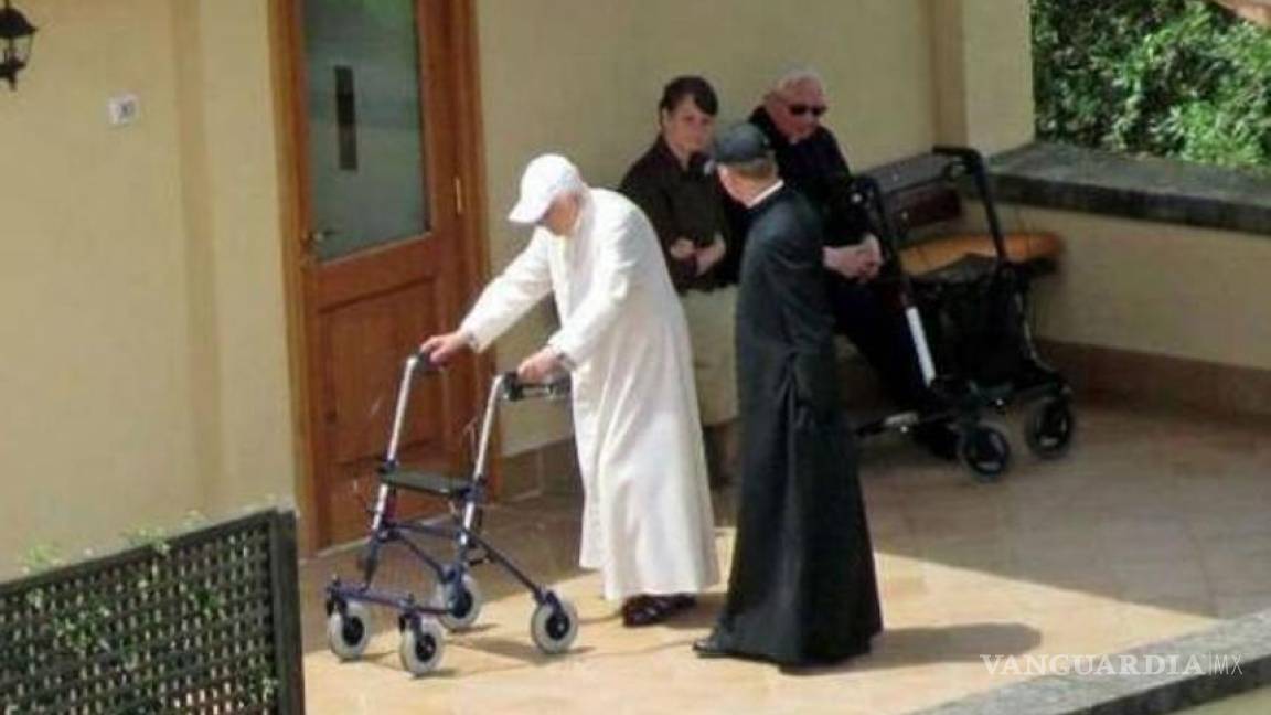 Publican fotografía de Benedicto XVI apoyado en andadera