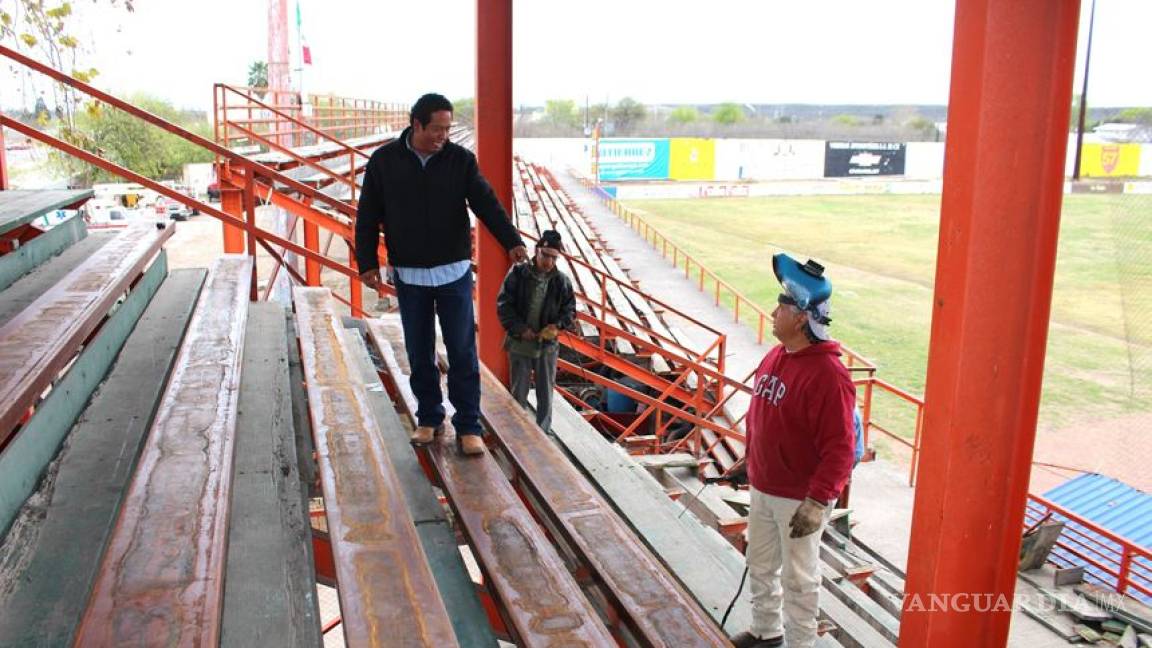 Remodelan estadio municipal de béisbol en Sabinas