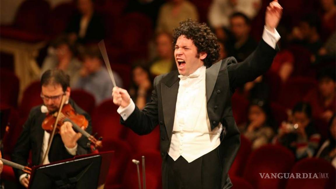 Simon Rattle designa a Gustavo Dudamel para que lo sustituya en la Filarmónica de Berlín