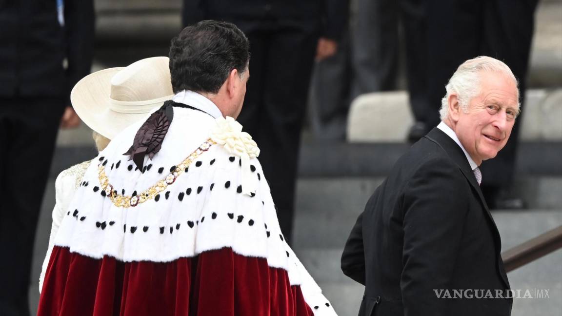 $!El Príncipe Carlos (d) llega para el Servicio Nacional de Acción de Gracias en la Catedral de San Pablo en Londres.