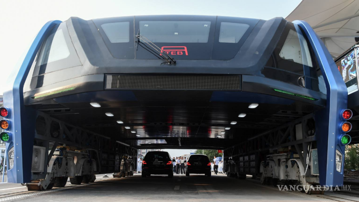 China ya prueba su primer autobús de Tránsito Elevado