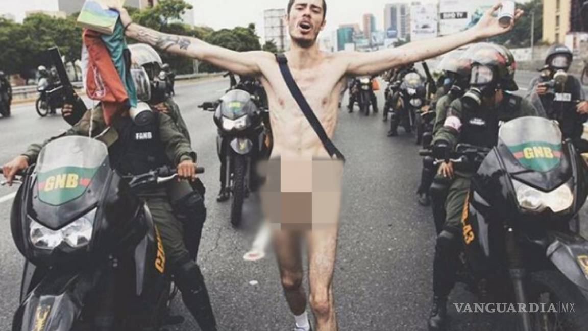 Manifestante desnudo enfrenta la represión de la policía venezolana