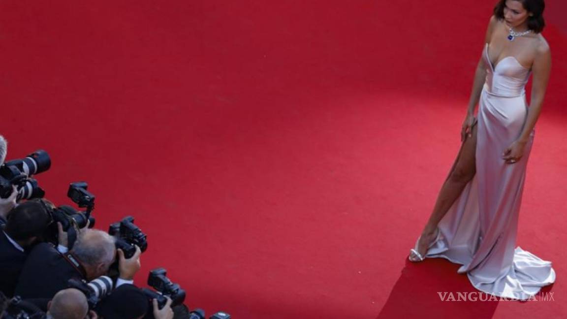 Bella Hadid sufre un accidente con su vestido en Cannes