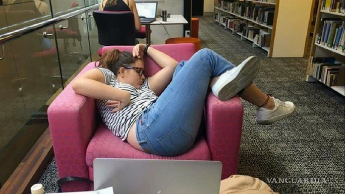 Se queda dormida en la biblioteca y paraliza la red con cientos de memes