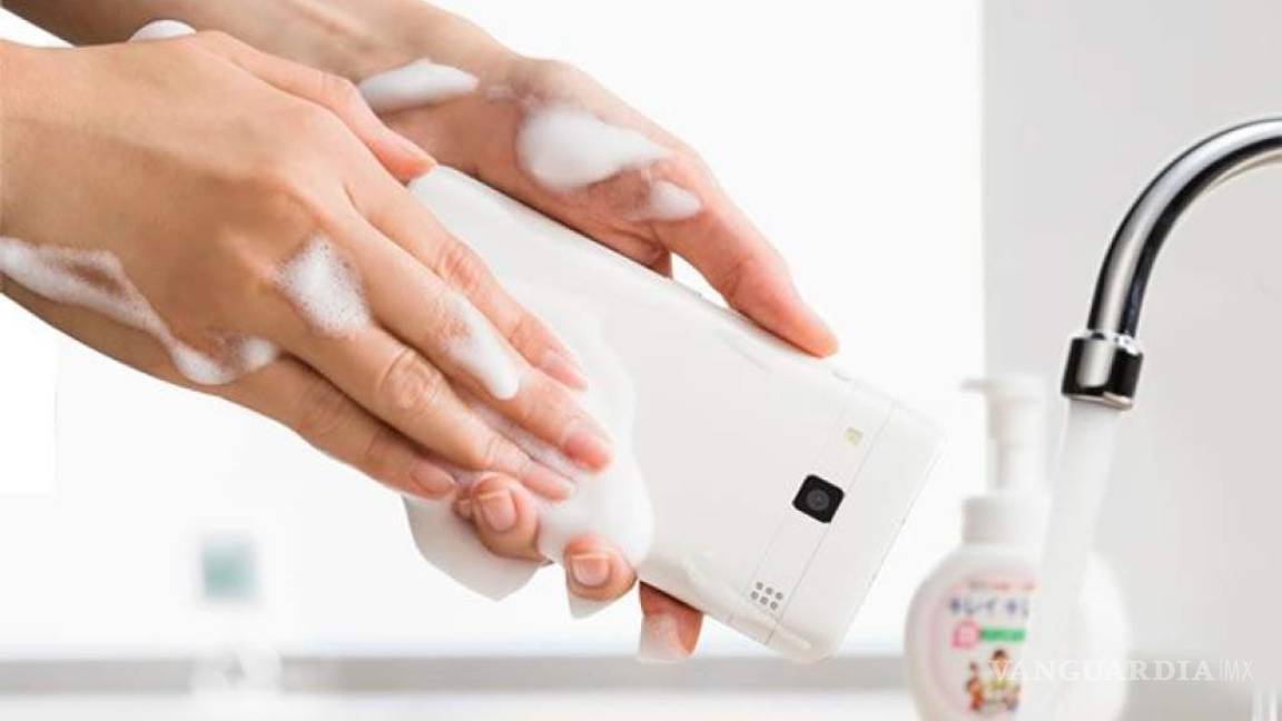 Ponen a la venta celular que puede ser lavado con agua y jabón