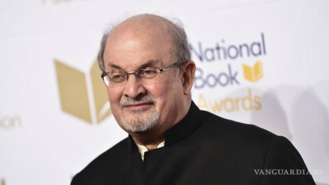 $!Salman Rushdie asiste a la 68° Ceremonia Nacional de Premios del Libro y Cena Benéfica el 15 de noviembre de 2017 en Nueva York.