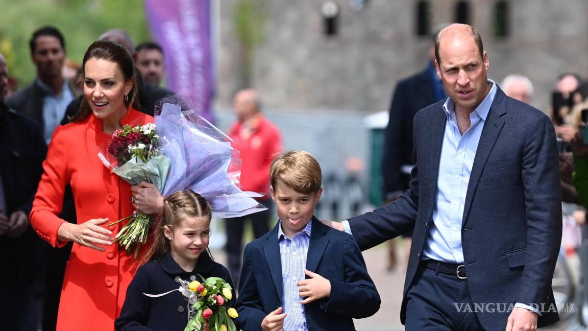 $!Catherine, duquesa de Cambridge, princesa Charlotte, príncipe George y el príncipe William, duque de Cambridge, parten del castillo de Cardiff.
