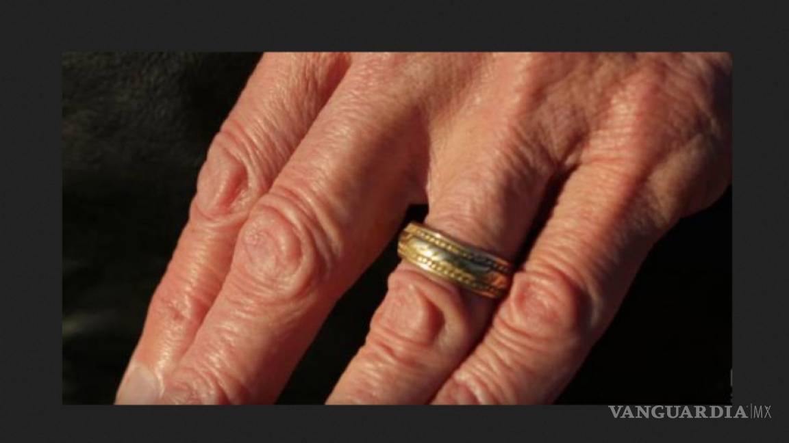15 años después encuentra su anillo de bodas