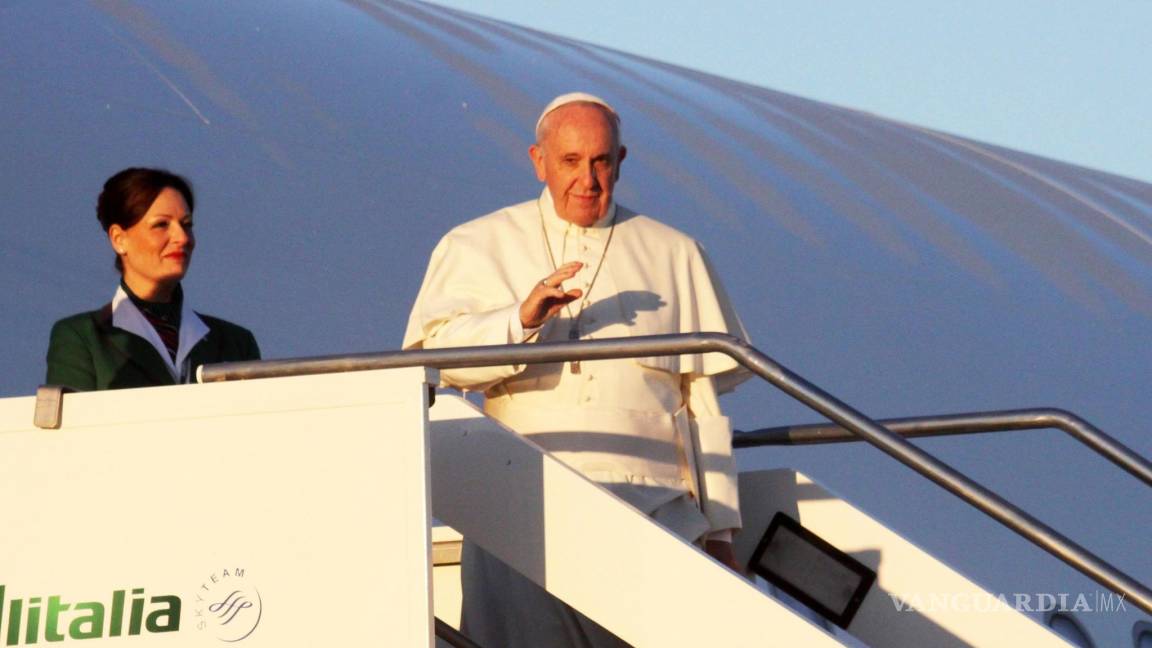 Dios bendiga a Kenia: Papa llega a Nairobi, etapa inicial de su primer viaje a África
