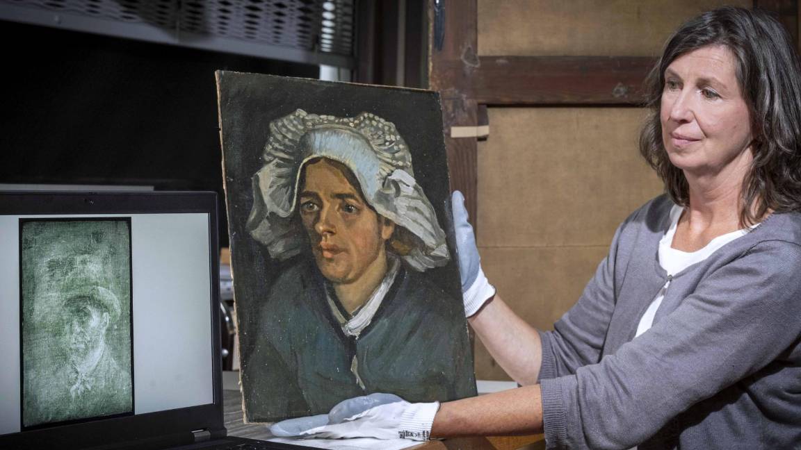 La conservadora sénior Lesley Stevenson ve la “Cabeza de una campesina” junto con una imagen de rayos X del autorretrato oculto de Van Gogh. $!La conservadora sénior Lesley Stevenson ve la “Cabeza de una campesina” junto con una imagen de rayos X del autorretrato oculto de Van Gogh.