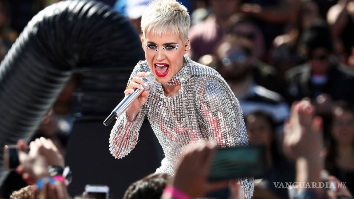 Retrasa Katy Perry el inicio de su gira