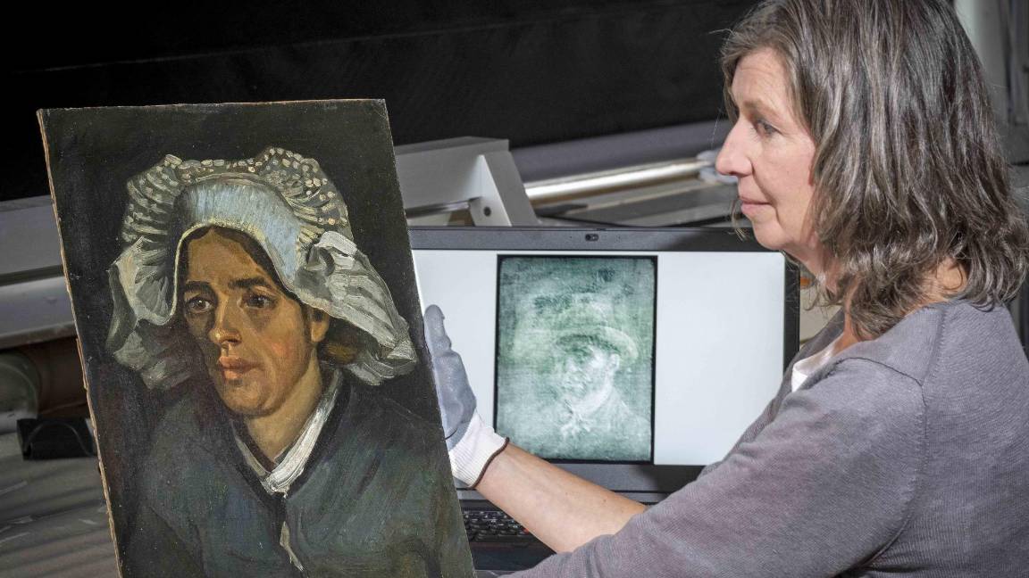 La conservadora sénior Lesley Stevenson ve la “Cabeza de una campesina” junto con una imagen de rayos X del autorretrato oculto de Van Gogh. $!La conservadora sénior Lesley Stevenson ve la “Cabeza de una campesina” junto con una imagen de rayos X del autorretrato oculto de Van Gogh.