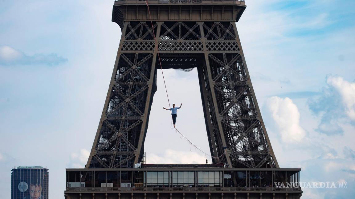 Así camina Nathan Paulin sobre una una cuerda desde la Torre Eiffel hasta el Palais Chaillot