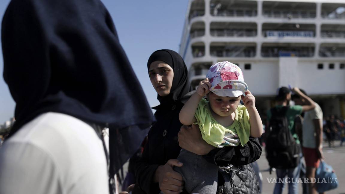 Miles de refugiados llegan al Pireo