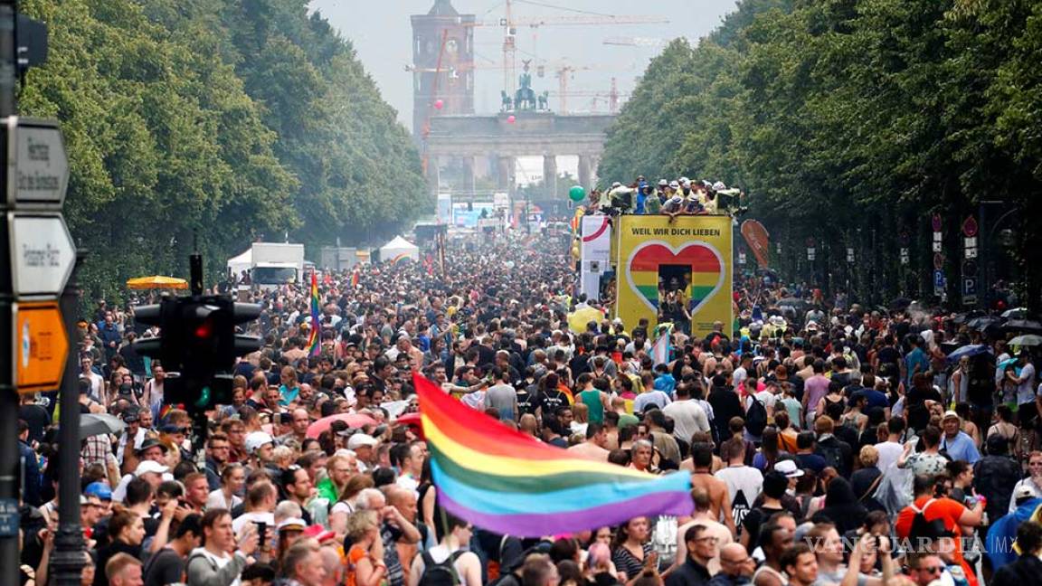 Miles celebran el orgullo gay en Berlín