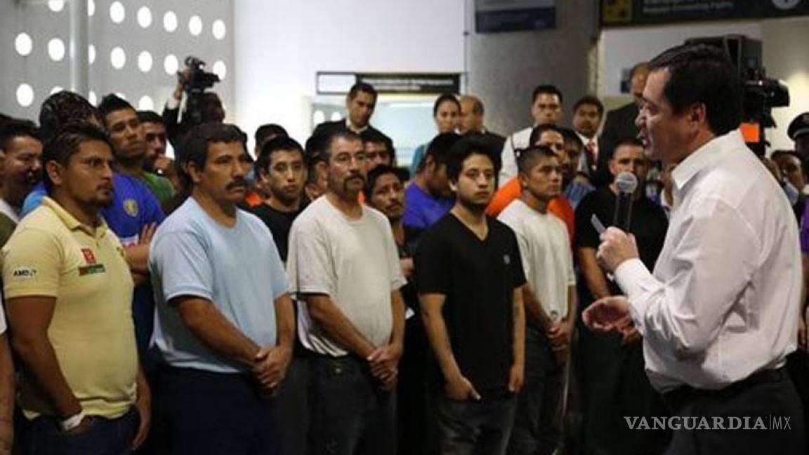 Osorio Chong recibe a 135 mexicanos deportados de EU