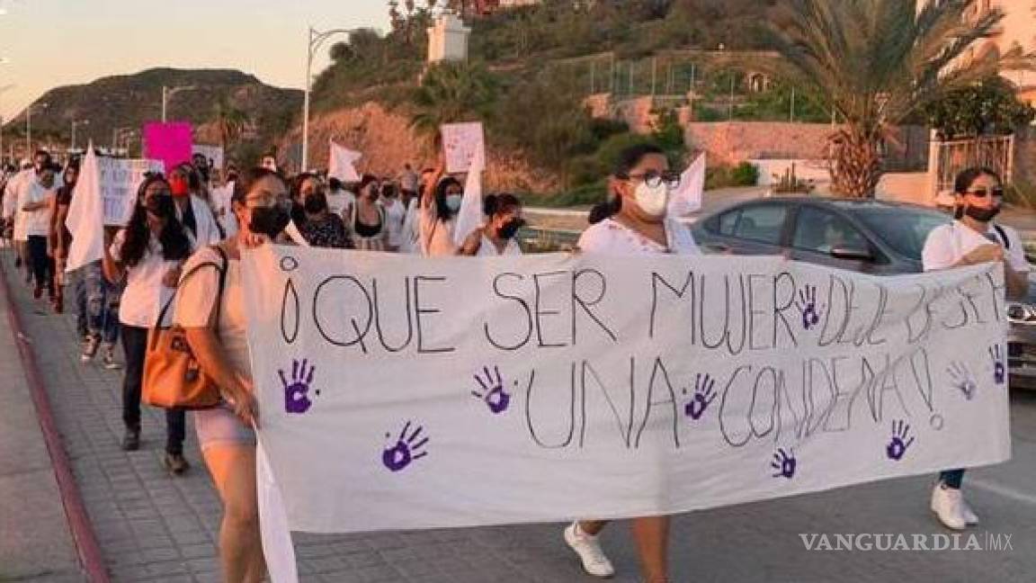 $!La protesta se inició en forma silenciosa con pancartas que condenaron la agresión sexual