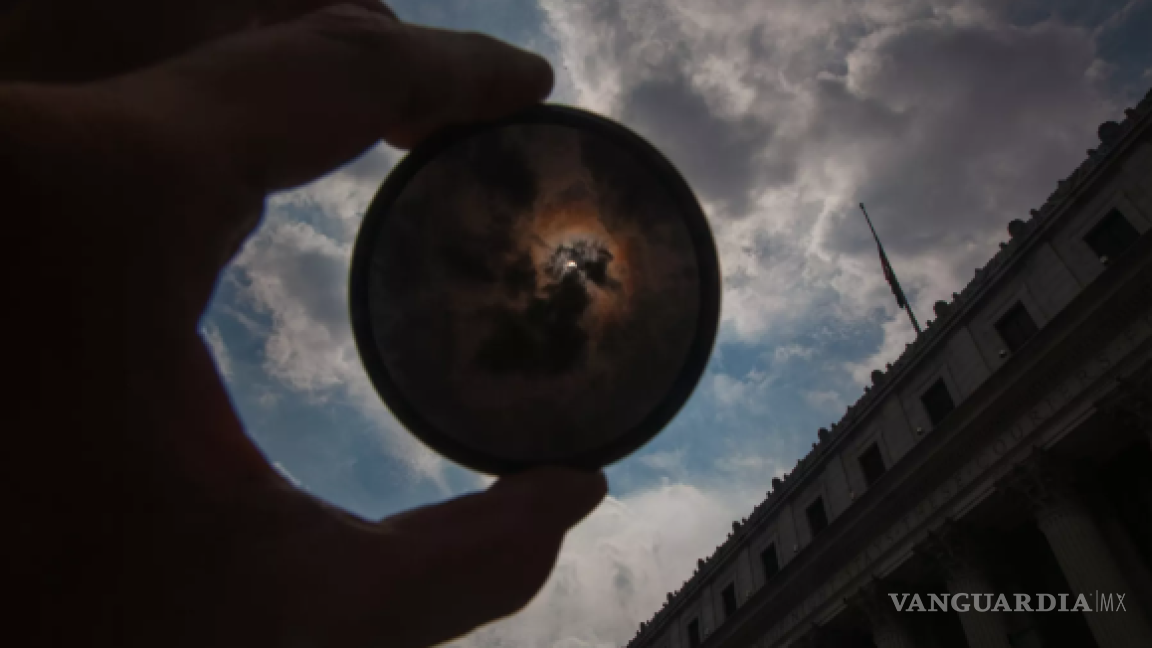 ¡Ni se te ocurra ver el eclipse con vidrios ahumados! Lanza Municipio de Saltillo consejos para cuidar los ojos
