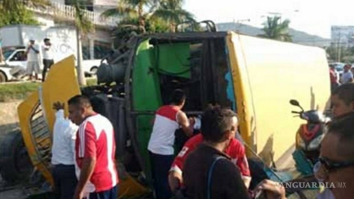 Volcadura de camión deja 45 heridos en Acapulco