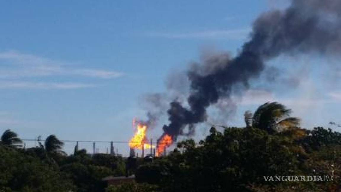 Pemex garantiza abasto de petrolíferos tras incendio en refinería